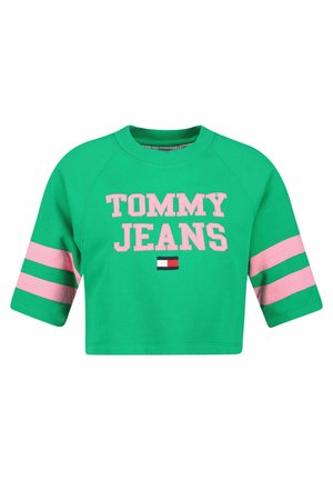 Zielona krótka bluza z różowymi paskami na krótkich rękawach, napis "TOMMY JEANS" i logo Tommy Hilfiger na środku przodu.