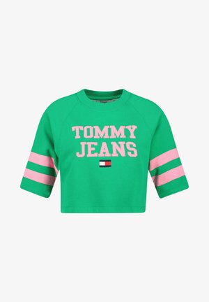 Sweatshirt courte verte avec des rayures roses sur les manches courtes, texte « TOMMY JEANS » et logo Tommy Hilfiger au centre devant.