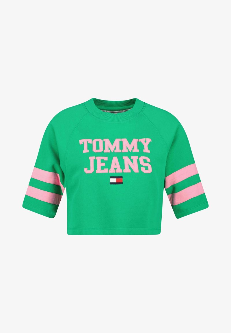 Sweatshirt courte verte avec des rayures roses sur les manches courtes, texte « TOMMY JEANS » et logo Tommy Hilfiger au centre devant.
