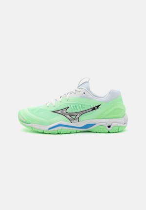 Scarpa sportiva leggera con tomaia in rete di colore verde menta predominante, accento del logo nero, rifiniture bianche e blu e suola testurizzata per una maggiore aderenza.