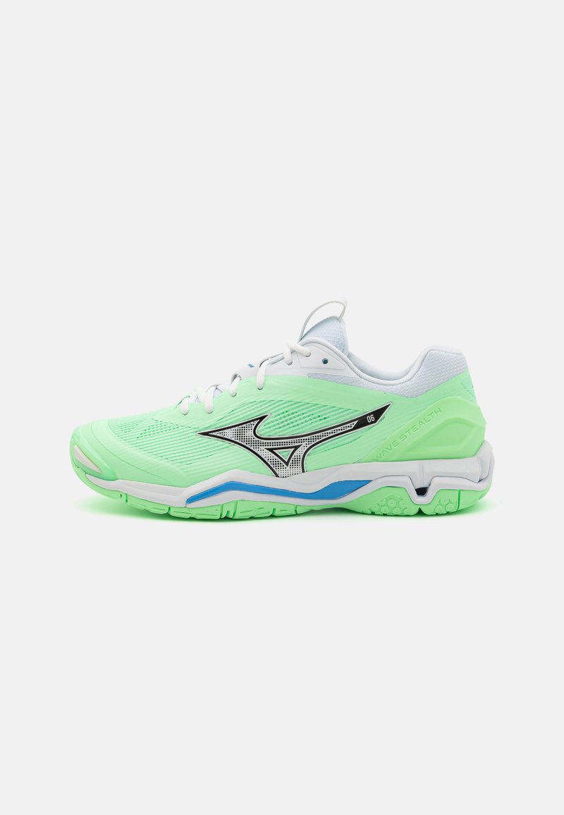 Chaussure de sport légère avec une tige en mesh principalement vert menthe, logo noir, bordures blanches et bleues, et semelle texturée pour une meilleure adhérence.