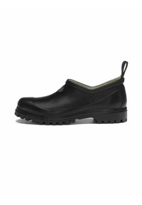 Scarpa nera slip-on con suola robusta, punta tonda, linguetta in tessuto sul tallone e un logo circolare vicino all'apertura della caviglia.
