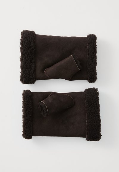 Bruine leren handwarmers met zachte schapenwollen rand, open bovenkant en duimzakdetail. Dubbelzijdig voor warmte en comfort.