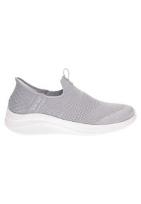 Scarpa grigia slip-on con tomaia in maglia, accenti testurizzati, linguetta di presa e una suola bianca flessibile. Progettata per il comfort e la facilità d'uso.
