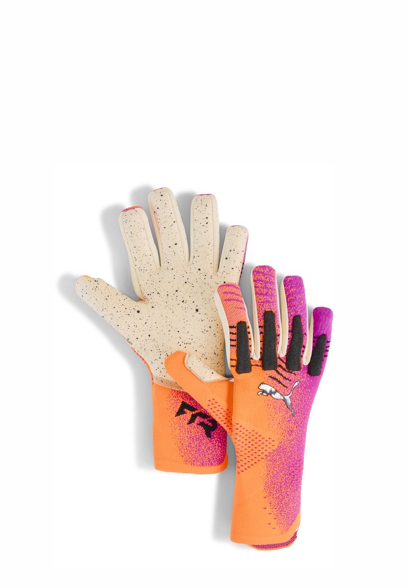 Guantes de portero con palma de látex blanca moteada, cuerpo naranja con acentos degradados en púrpura y rosa, dedos texturizados y elementos de agarre en negro.