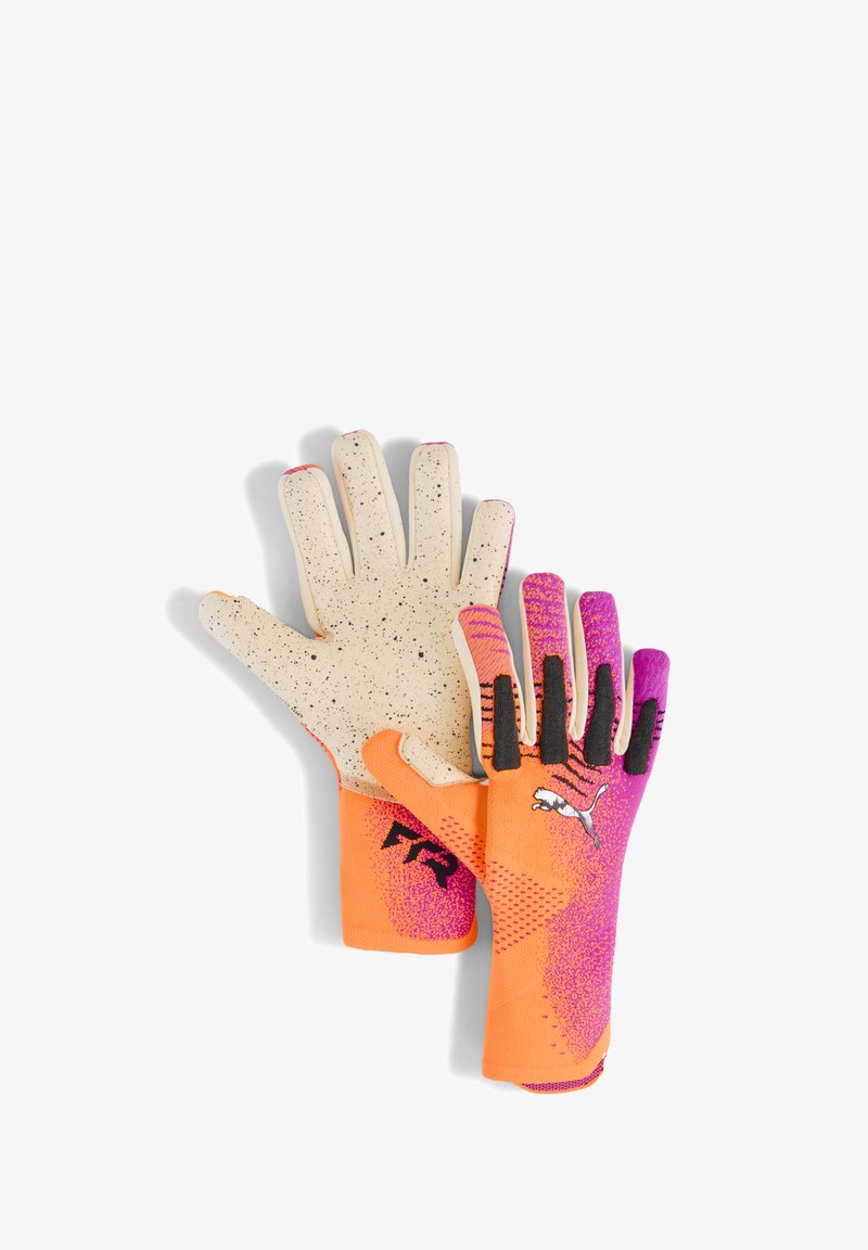 Guantes de portero con palma de látex blanca moteada, cuerpo naranja con acentos degradados en púrpura y rosa, dedos texturizados y elementos de agarre en negro.