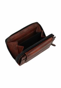 Billetera de cuero marrón con cierre de cremallera, que cuenta con múltiples ranuras para tarjetas y una textura interior lisa. Diseño compacto con un acabado elegante.