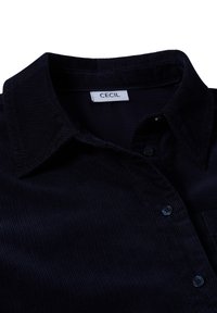 Donkerblauwe corduroy shirt met een klassieke kraag, voorzien van een knoopsluiting aan de voorkant en een gestructureerde stof. Label leest "CECIL."