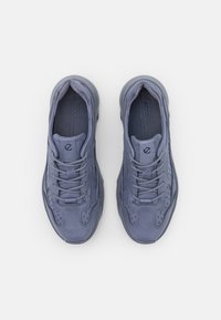 Jasnoniebieskie trampki z teksturowaną skórzaną cholewką, płaskimi sznurówkami i zaokrąglonym noskiem. Wzmocnione akcenty po bokach i miękka gumowa podeszwa.