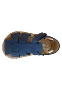 Sandalias azul marino hechas de cuero suave con suela de corcho. Presentan tiras entrecruzadas y una correa ajustable en el tobillo para un ajuste seguro.