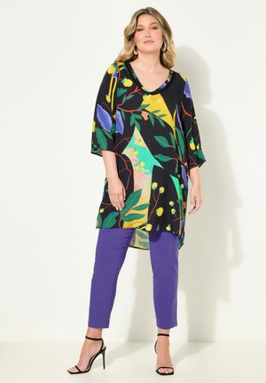 Blumen-Tunika in Schwarz mit buntem Blatt- und Obstdruck, kombiniert mit lila Slim Pants. Verfügt über eine lockere Passform und ein V-Ausschnitt-Design.