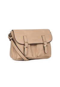 Borsa a tracolla in pelle beige con pattina, due cinturini frontali, dettagli in hardware dorato e finitura texturizzata. Presenta una tracolla removibile.