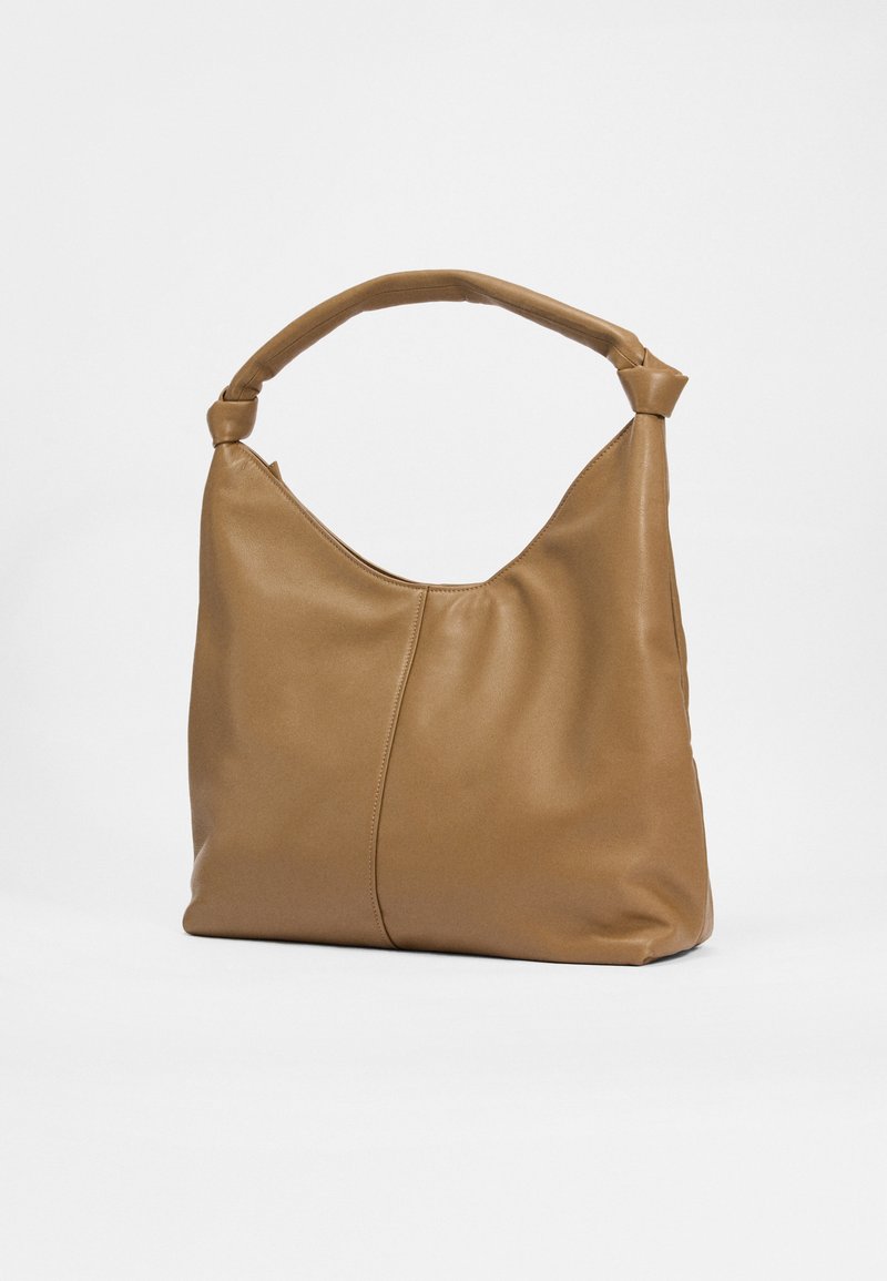 Braune Leder-Hobo-Tasche mit einem gebogenen Griff, glatter Textur und einem dezenten Nahtdetail auf der Vorderseite, das eine weiche, lässige Form zeigt.