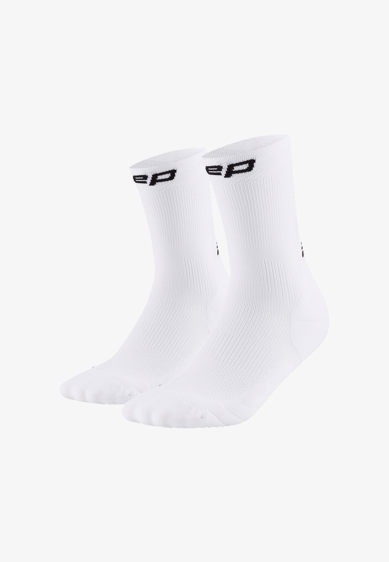 Ein Paar weiße Crew-Socken mit schwarzer "ep"-Buchstabenaufdruck nahe der oberen Kante, gerippte Textur und gepolsterte Sohle, nebeneinander gezeigt.