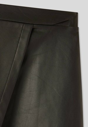 Gonna nera in ecopelle con una texture liscia e un design strutturato. Presenta una vita piegata pulita e dettagli di cucitura minimi.