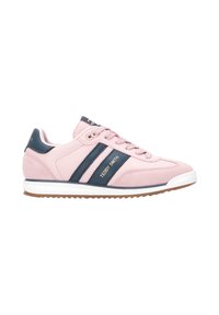 Zapatilla de gamuza rosa con detalles en azul marino, que presenta tres franjas horizontales, un diseño con cordones y una suela de goma blanca con fondo texturizado.