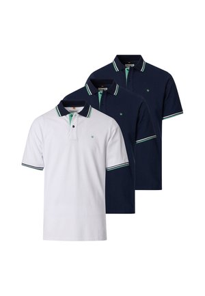 Drei kurzärmelige Poloshirts mit kontrastierenden Kragen und Ärmellinien, eines weiß und zwei marineblau, in einer geschichteten Anordnung angeordnet.