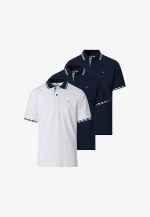 Drie polo's met korte mouwen, contrasterende kragen en mouwstrepen, één witte en twee marineblauwe, gerangschikt in een gelaagde formatie.