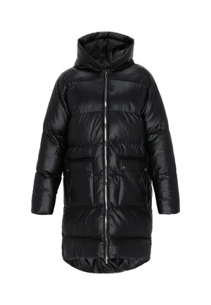 Dlouhý černý lesklý péřový kabát s kapucí, předním zipem a dvěma kapsami na klopu ve spodní části přední strany na bílém pozadí.