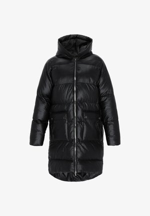Długi, czarny, błyszczący płaszcz puchowy z kapturem, z zamkiem błyskawicznym z przodu i dwoma kieszeniami z klapami na dolnej części frontu na białym tle.