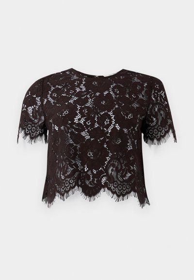 Zwarte kanten crop top met korte mouwen, versierd met bloemenpatronen en franjes aan de randen. Het ontwerp heeft een scalloped zoom voor extra detail.
