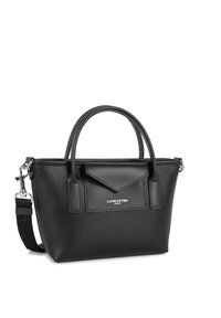 Borsa a tracolla in pelle nera texturizzata con due manici superiori, una tracolla rimovibile e una tasca a pattina, con logo sul davanti.