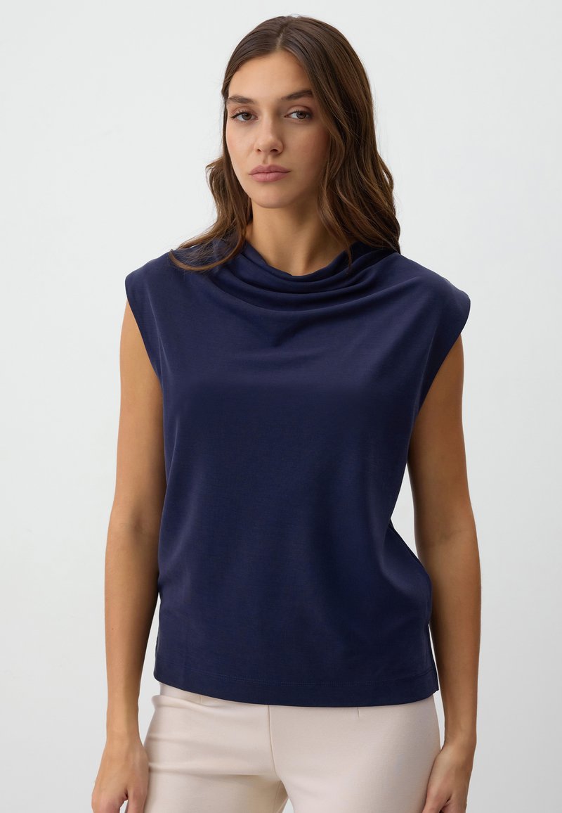 Top senza maniche di colore navy con collo drappeggiato, realizzato in tessuto liscio, caratterizzato da una vestibilità comoda e un orlo pulito.