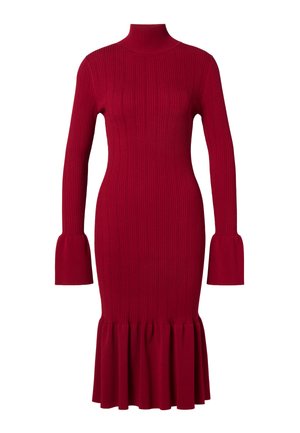 Piros bordázott kötött ruha magas, álvállas nyakkal, hosszú ujjakkal, amelyek bővülő mandzsettával, valamint bővülő szegéllyel rendelkeznek alul.