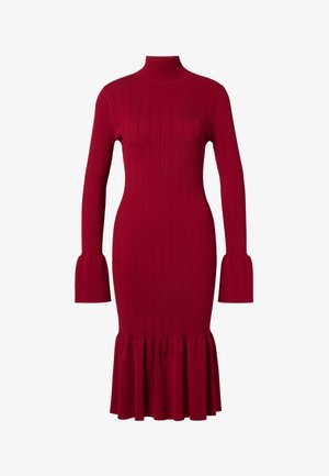 Piros bordázott kötött ruha magas, álvállas nyakkal, hosszú ujjakkal, amelyek bővülő mandzsettával, valamint bővülő szegéllyel rendelkeznek alul.