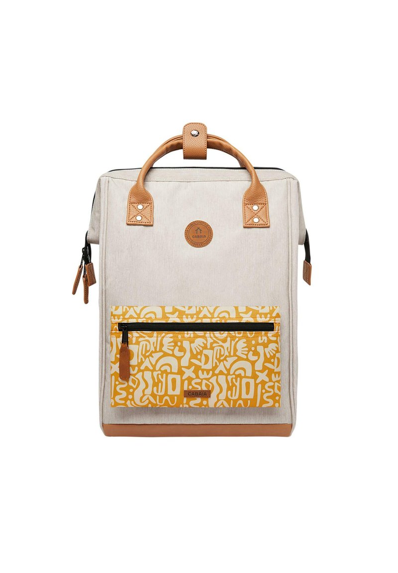Beige stoffen rugzak met bruin leren accenten, bovenhandgreep en voorzak met ritssluiting, versierd met een geel grafisch patroon.