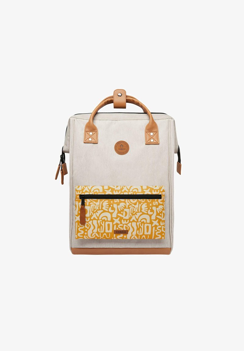 Mochila de tela beige con detalles en cuero marrón, asas superiores y un bolsillo frontal con cremallera que presenta un patrón gráfico amarillo.