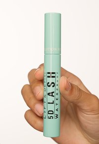 En mintgrønn maskara-tube med glanset finish, merket "LIFT & DEFINE 5D LASH WATERPROOF" i fet svart typografi.