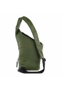 Grüne Schultertasche aus einem strukturierten, karierten Stoff, mit Reißverschluss und verstellbarem Schultergurt. Hat eine elegante, dreieckige Form und ein minimalistisches Design.