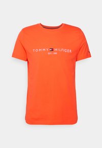 Oranžové bavlněné tričko s kulatým výstřihem, krátkými rukávy a bílým vyšívaným textem "TOMMY HILFIGER EST. 1985."