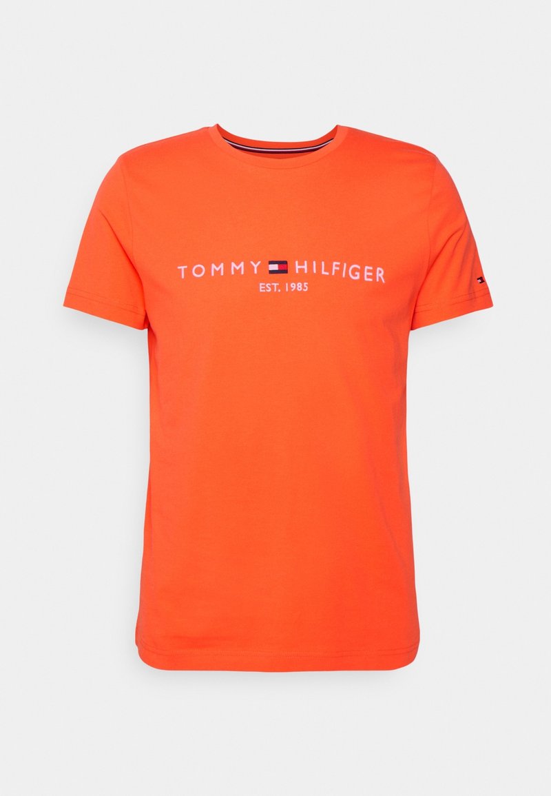Oranžové bavlněné tričko s kulatým výstřihem, krátkými rukávy a bílým vyšívaným textem "TOMMY HILFIGER EST. 1985."
