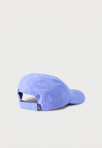 Ανοιχτό μωβ καπέλο Nike με διάτρητες πλευρικές επιφάνειες και ρυθμιζόμενο λουράκι, εμφανιζόμενο από πίσω σε απλό φόντο.