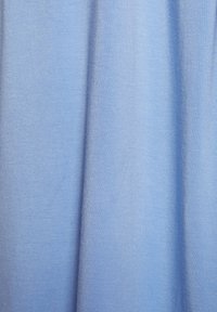 Svetlomodrá tkanina s jemnou textúrou, ktorá má hladký, splývavý vzhľad. Materiál vykazuje jemné variácie v odtieni a v tkaní.