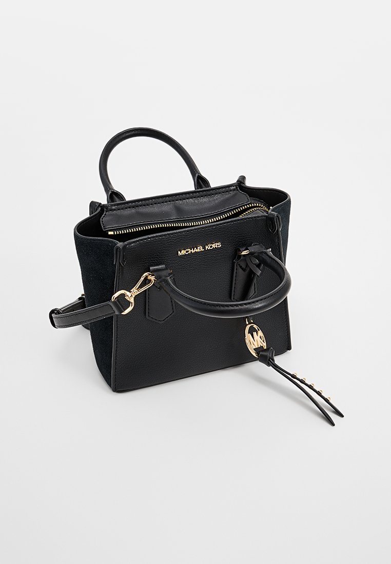 Sac à main en cuir noir avec quincaillerie dorée, deux poignées supérieures et une bandoulière amovible. Doté de côtés en suède texturé et d'un charme logo.