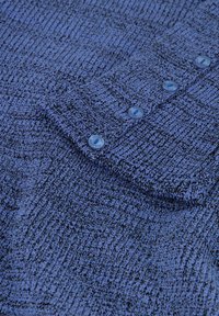 Blauw gebreid shirt met een gestructureerd patroon, voorzien van een omgeslagen kraag en drie blauwe knopen op de sluiting. Zacht, casual materiaal.