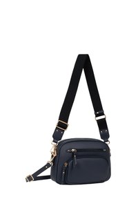 Borsa a tracolla in pelle blu navy con hardware dorato, tracolle regolabili, tasca frontale con zip e forma rotonda. Texture morbida con cuciture visibili.