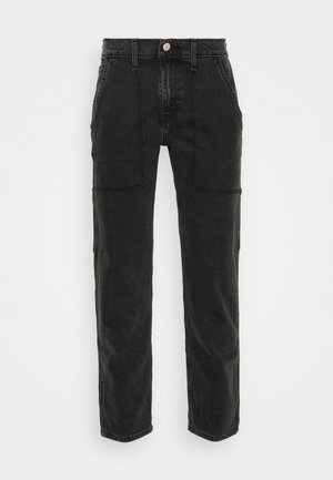 Schwarze Denim-Hosen mit geradem Schnitt, zwei frontalen Taschen und einer Knopfverschluss an der Taille. Weiche Textur mit minimalen Details.