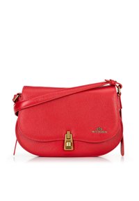Czerwona skórzana torebka crossbody o strukturalnym wykończeniu, z złotym zapięciem i regulowanym paskiem. Posiada zakrzywiony design klapki oraz logo marki.