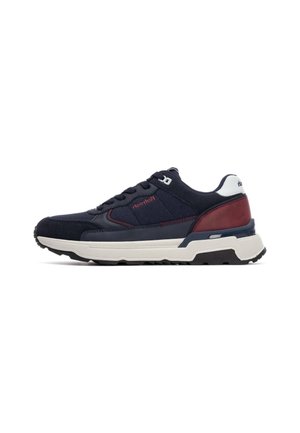 Zapatilla navy y burdeos con parte superior de malla y gamuza, acentos blancos, suela de goma gruesa y diseño de puntera redonda. Incluye detalles de cordones y logotipo.