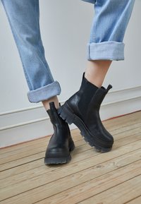 ASPHA CHELSEA MID - Platåstövletter - black/transparent