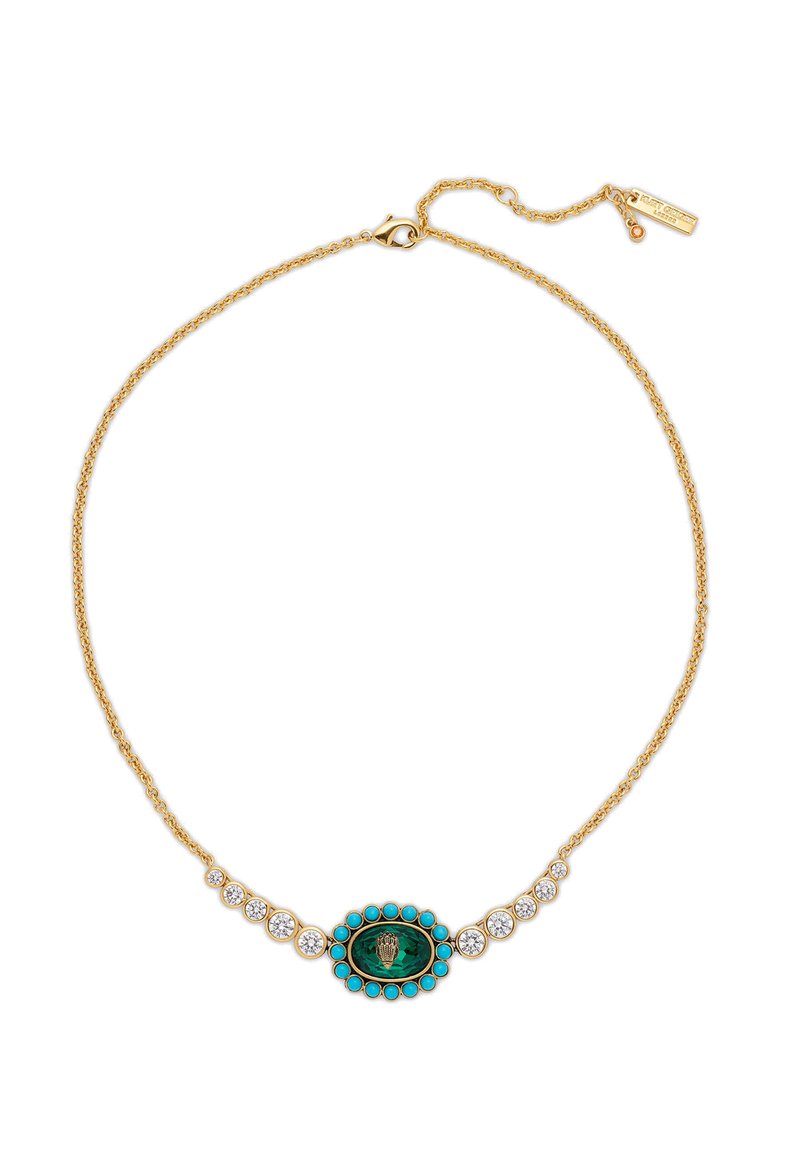 Collana con catena d'oro che presenta una pietra centrale verde circondata da turchesi e cristalli trasparenti, fissata con un gancio a molla.