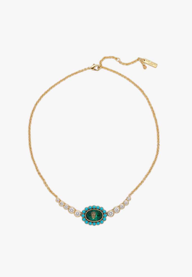Collana con catena d'oro che presenta una pietra centrale verde circondata da turchesi e cristalli trasparenti, fissata con un gancio a molla.