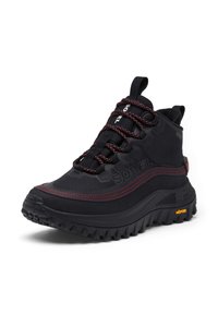 Botte de randonnée noire avec dessus texturé, détails de coutures rouges et lacets réfléchissants. Dotée d'une semelle extérieure robuste et du logo Vibram.