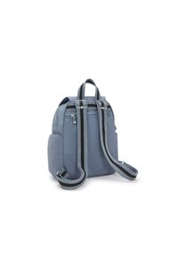 Grå tygryggsäck med två justerbara grå och svarta randiga axelremmar, framficka med dragkedja och rundad, strukturerad form.