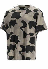 Camiseta de manga corta en un patrón de camuflaje beige y negro, hecha de una tela suave. Presenta un cuello redondo y un corte relajado.