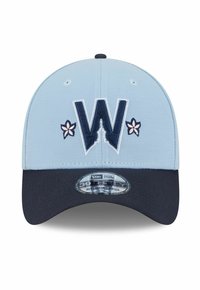 Himmelblaues und marineblaues Baseballcap mit einer marineblauen "W" und zwei gestickten pinken Blumen auf der Vorderseite sowie einem Größenaufkleber auf dem Schirm.